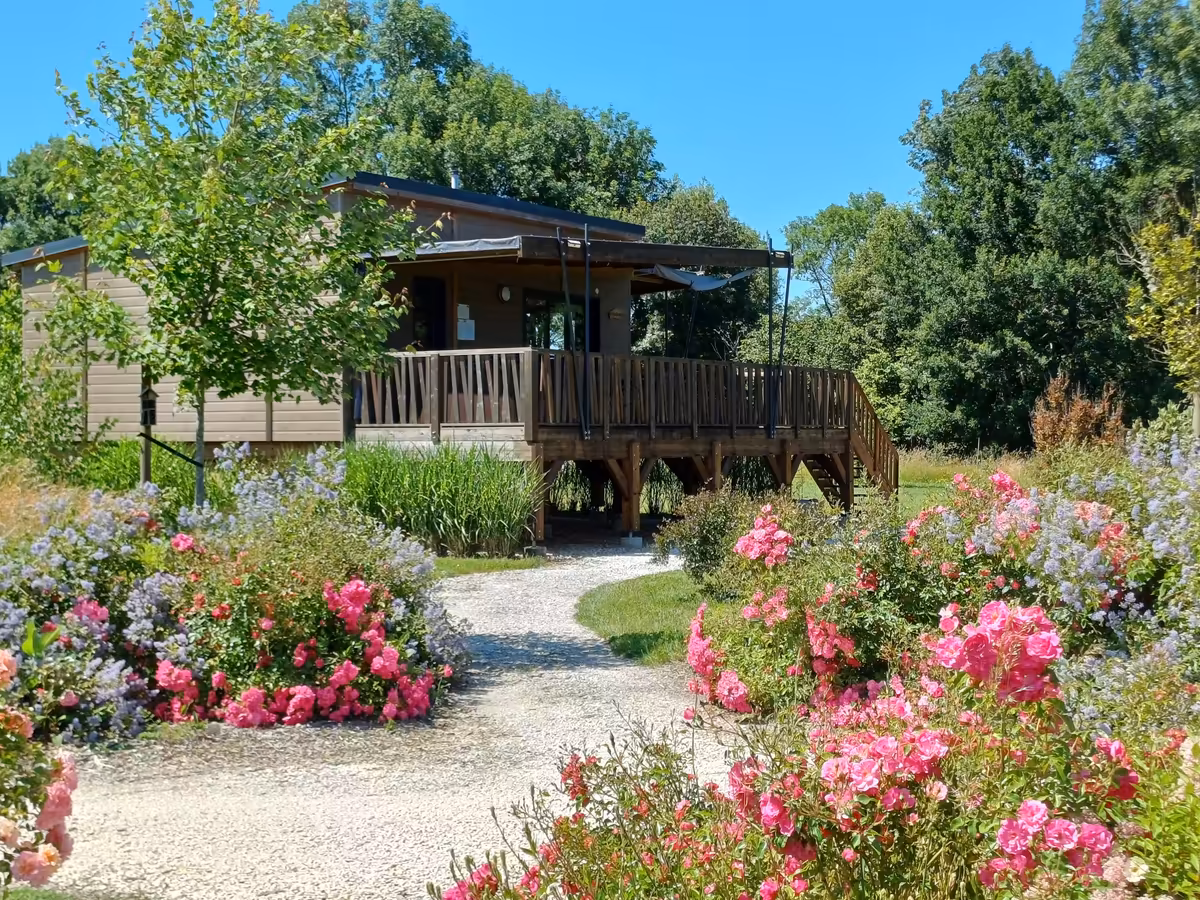 Gîte avec spa privatif en bois sur pilotis en Dordogne Périgord Vert