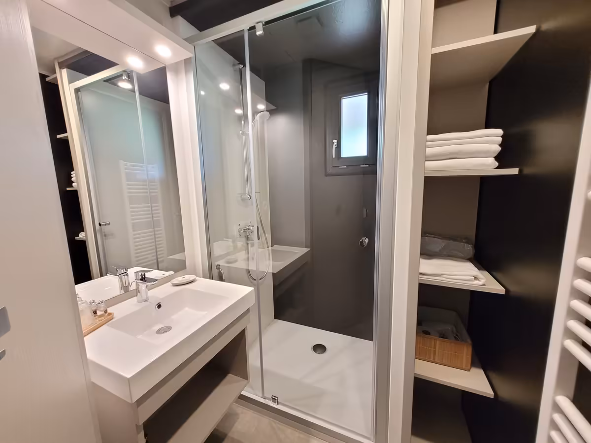 Salle d'eau moderne douche italienne gîte luxe Dordogne