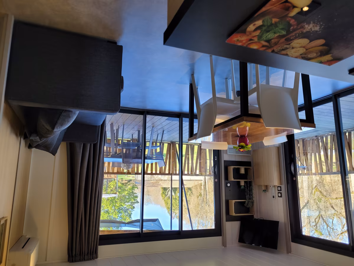 Salon climatisé avec télévision et canapé gîte moderne Dordogne